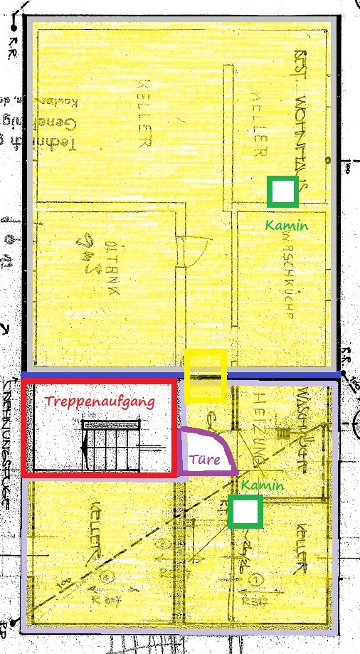 Grundriss eines Hauses mit Treppen, Türen und Kamin; farblich markierte Bereiche.