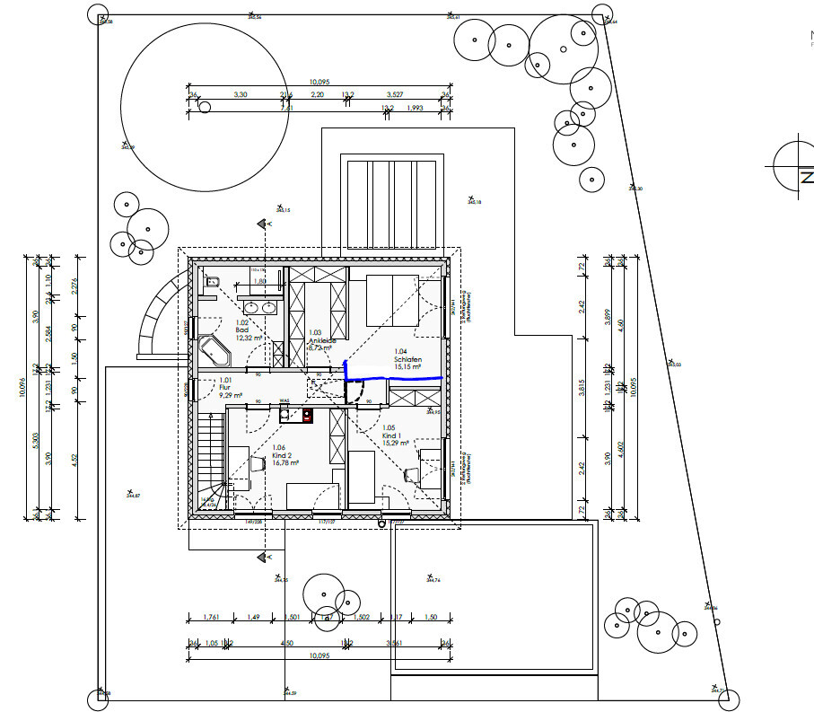 Draufsicht-Grundrissplan eines Hauses mit Garten und Bäumen