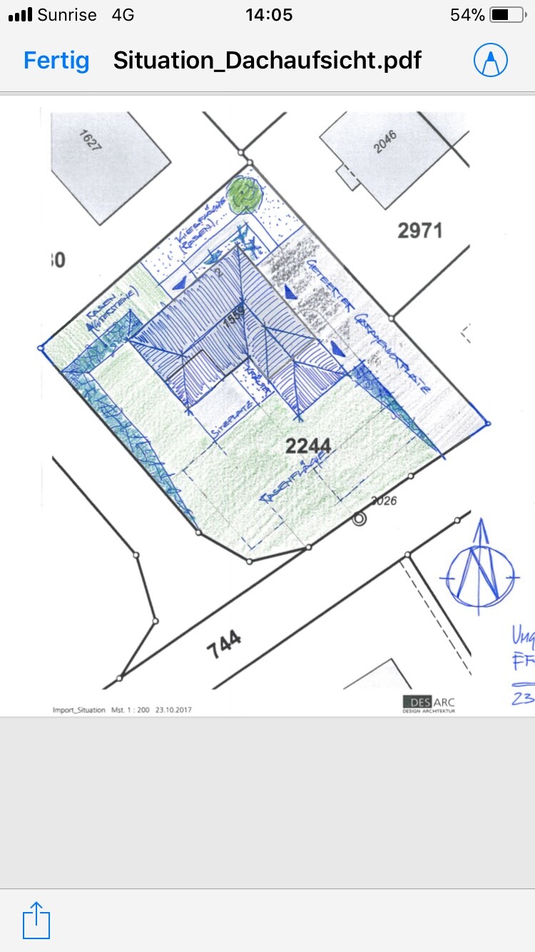 Lageplan eines Baugrundstuecks mit Hausgrundriss und Dachaufbau, handgezeichnet.