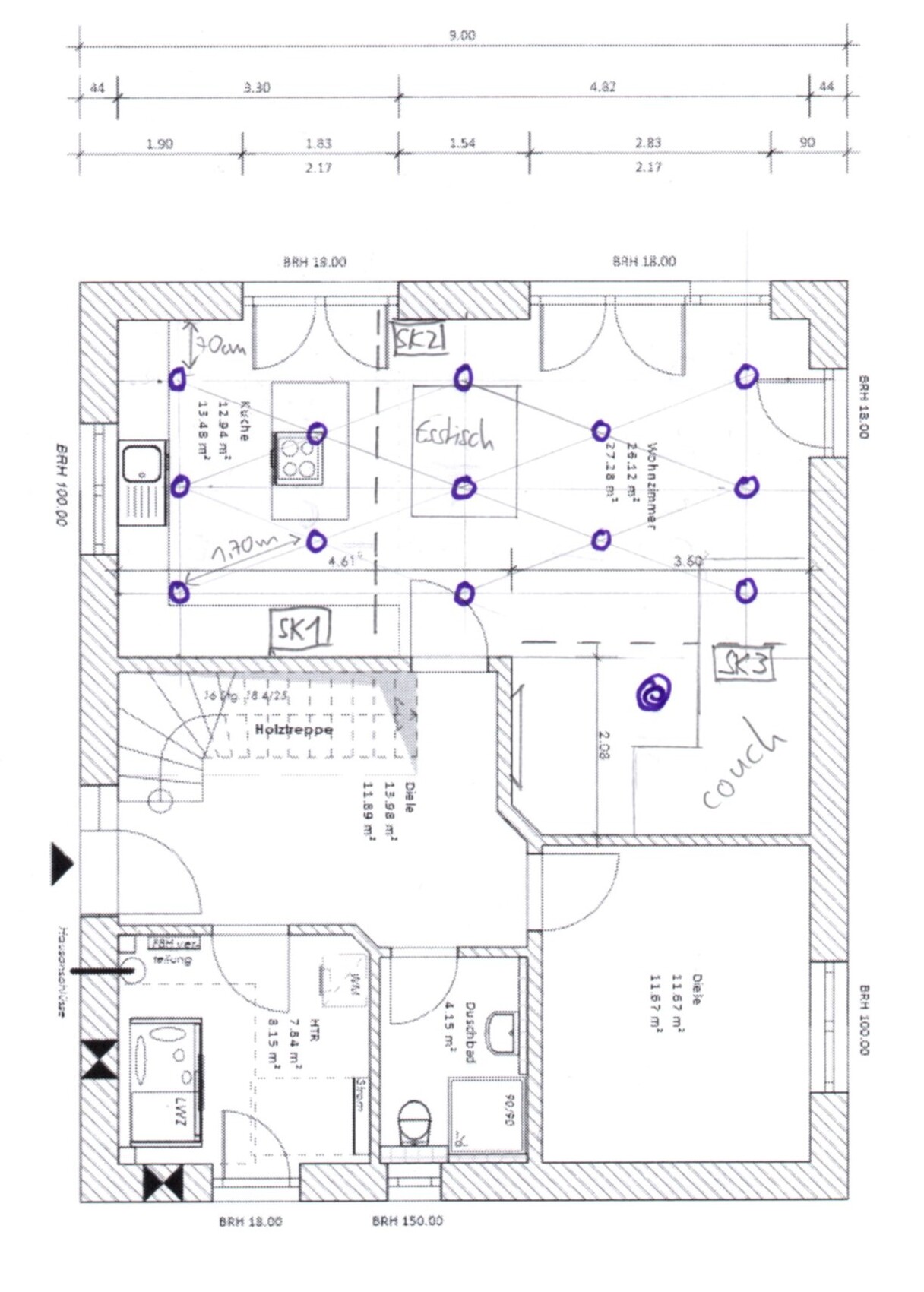 Grundriss eines Hauses: Küche, Wohn- und Essbereich, Bad, Treppe; violette Markierungen zeigen Punkte.