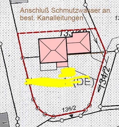 Lageplan eines Baugrundstücks mit rotem Grundstücksrand und zwei Gebäuden.