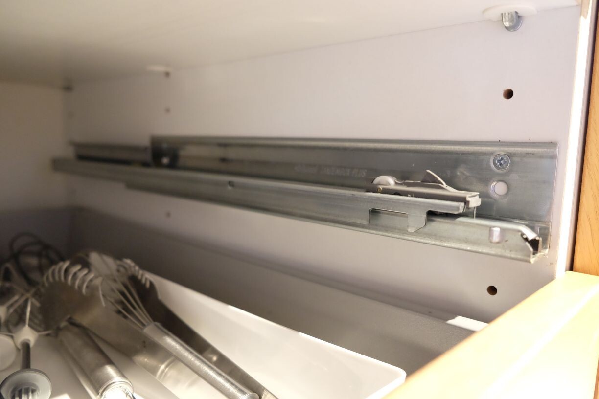 Küchenunterschrank mit Metall-Schubladenführung und Montagematerial