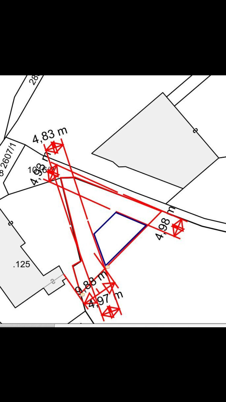 Site plan of a building plot with red measurement points, blue floor plan shape, and adjacent buildings