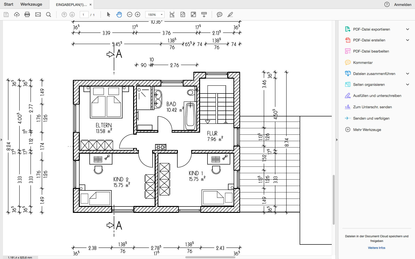 Grundriss eines Hauses: Elternzimmer, zwei Kinderzimmer, Bad, Flur, Treppe, Terrasse.