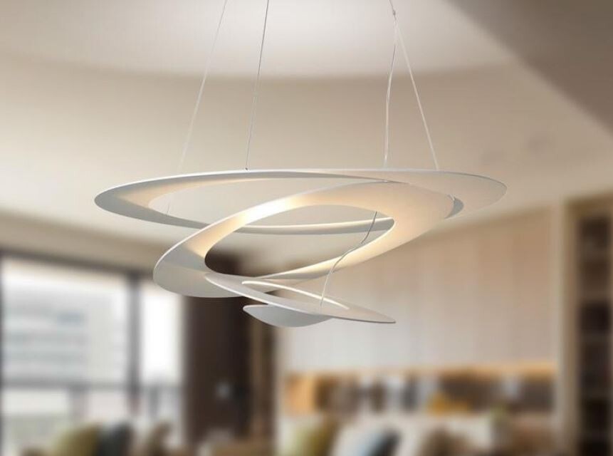 Moderne weiße Skulptur aus kreisförmigen Ringen hängt als Mobile in heller Küche.