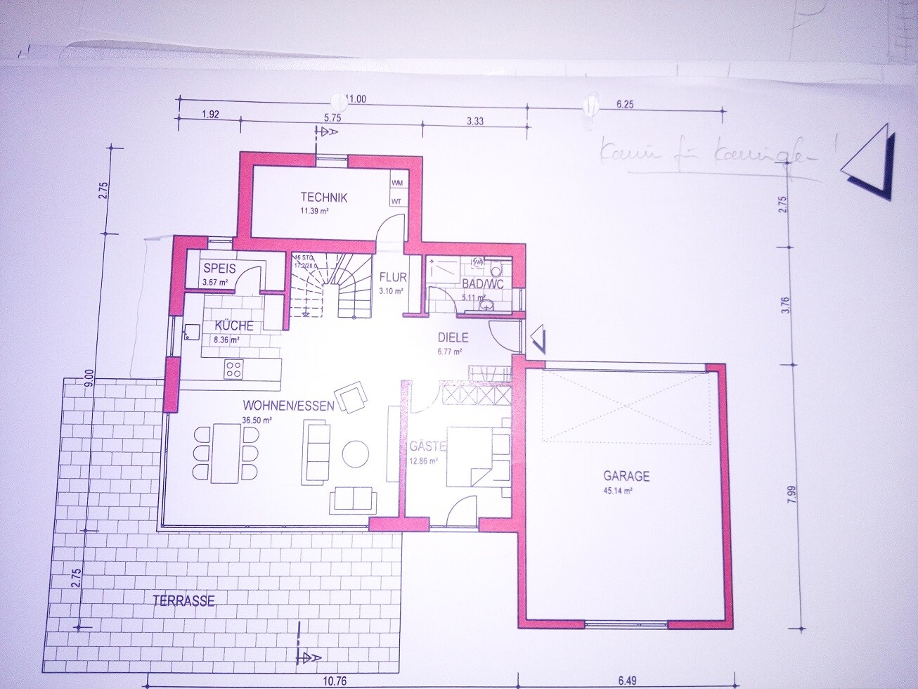 Grundriss eines Hauses mit Küche, Wohnen/Essen, Gäste, Bad, Garage und Terrasse.