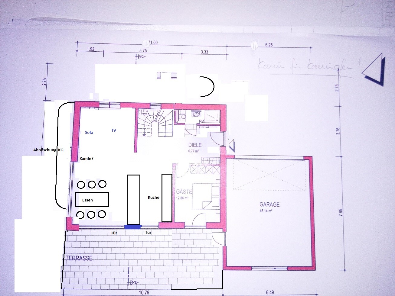 Grundrissplan eines Hauses mit Küche, Essecke, Terrasse und Garage.