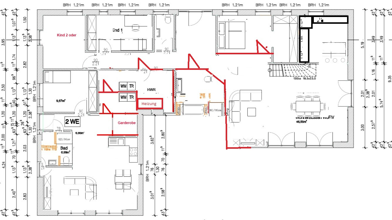 Grundriss eines Hauses mit Küche, Wohnzimmer, Essen, Bad; rote Linien markieren Wege.