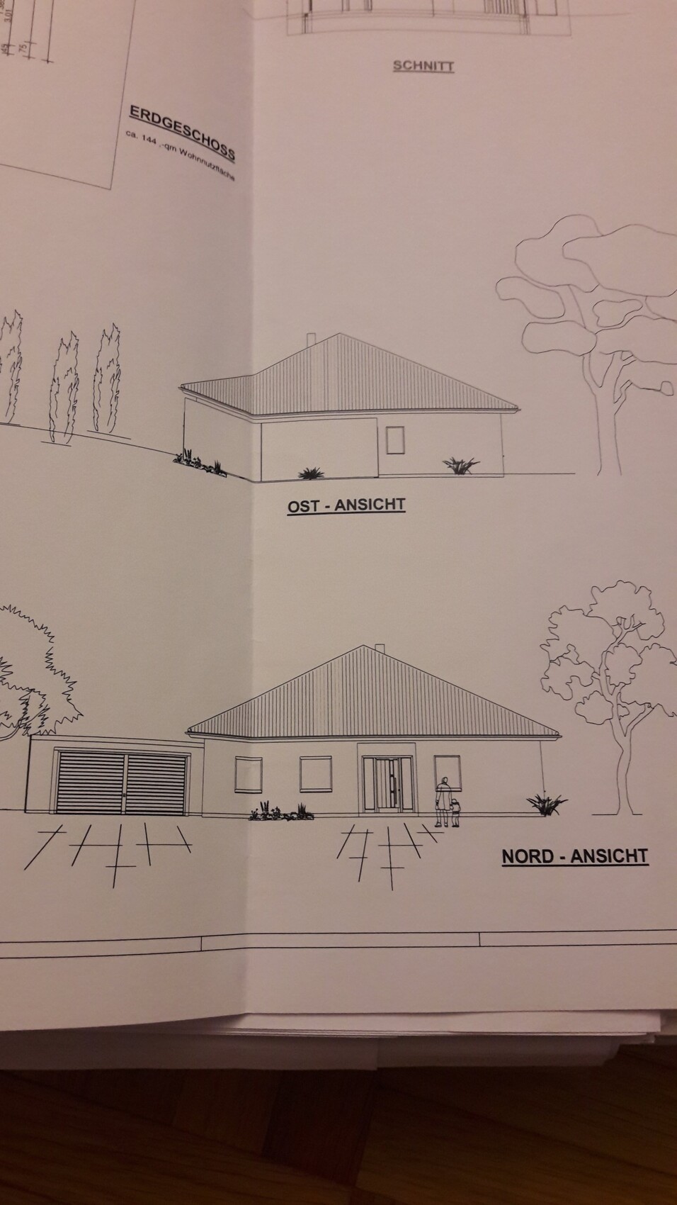 Architekturzeichnungen eines Einfamilienhauses mit Erdgeschossplan und Ost- sowie Nordansicht.