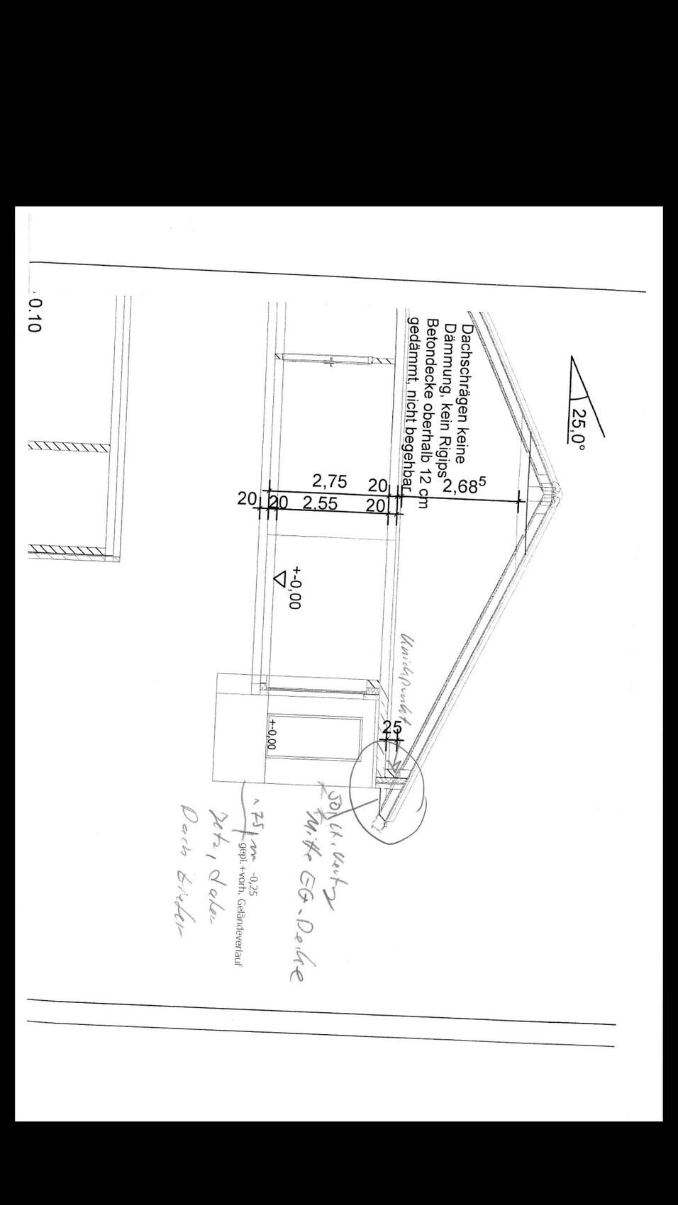 Architektonische Grundrisszeichnung mit Dachneigung und Maßangaben