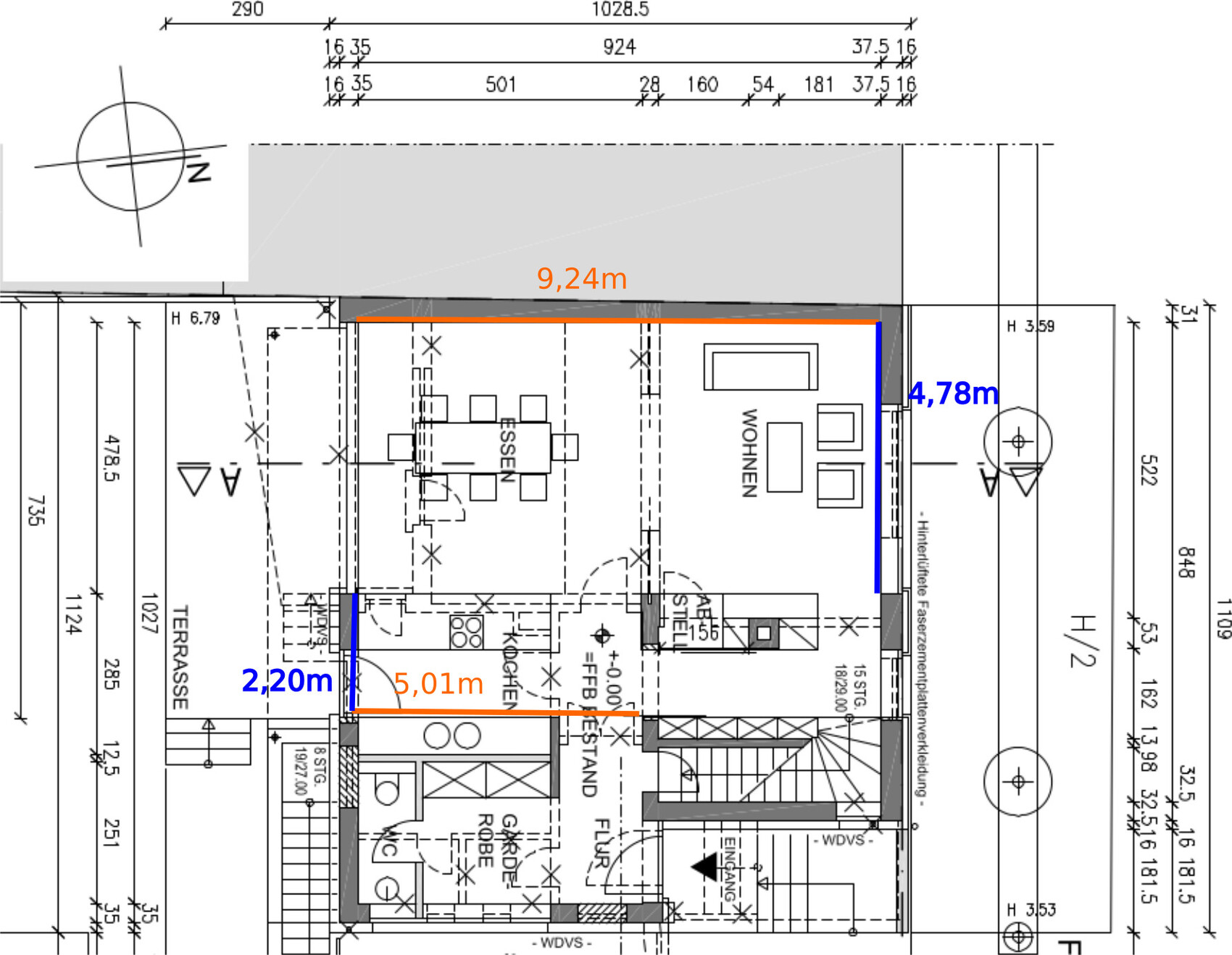 Grundriss eines Hauses mit Küche, Essbereich, Wohnen und Terrasse sowie Maßangaben.