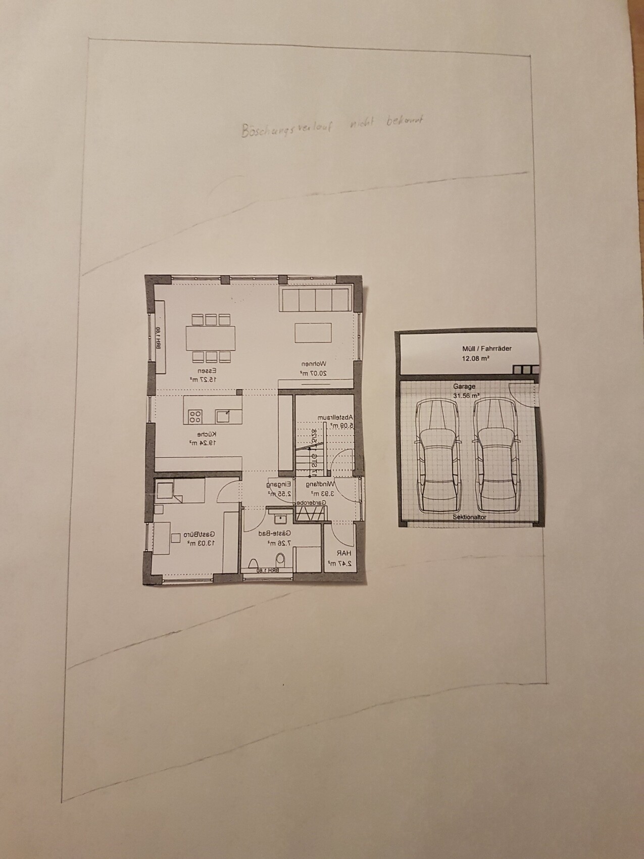 Einfamilienhaus-Grundriss mit Küche, Wohnzimmer, Schlafzimmer, Bad und Garage.