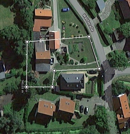 Luftbild eines Grundstücks mit Umrisslinien und Bauplanung