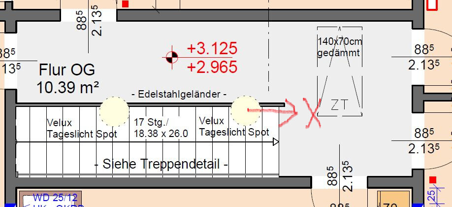 Grundrissplan eines Obergeschoss-Flurs mit Treppe, Geländer und Fenstern.