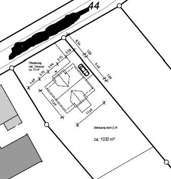 Baugrundstücksplan mit Hausgrundriss, Zufahrt und Grenzmarkierungen.