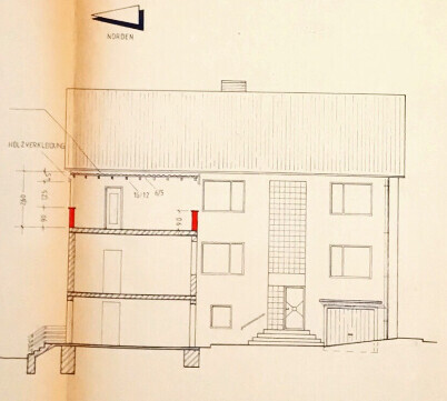 Schnitt durch ein mehrstöckiges Haus mit Fundament, Treppen und Dach.