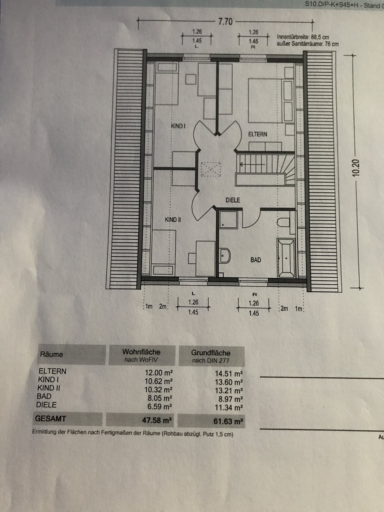 Floor plan of a residential layout with parents’ bedroom, children’s rooms I/II, bathroom, hallway and stairs.