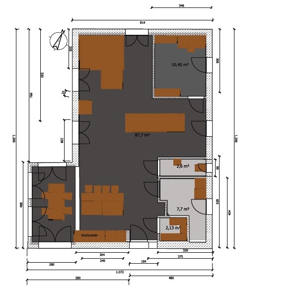 Grundrissplan eines Hauses mit Küche, Esstisch und mehreren Zimmern.