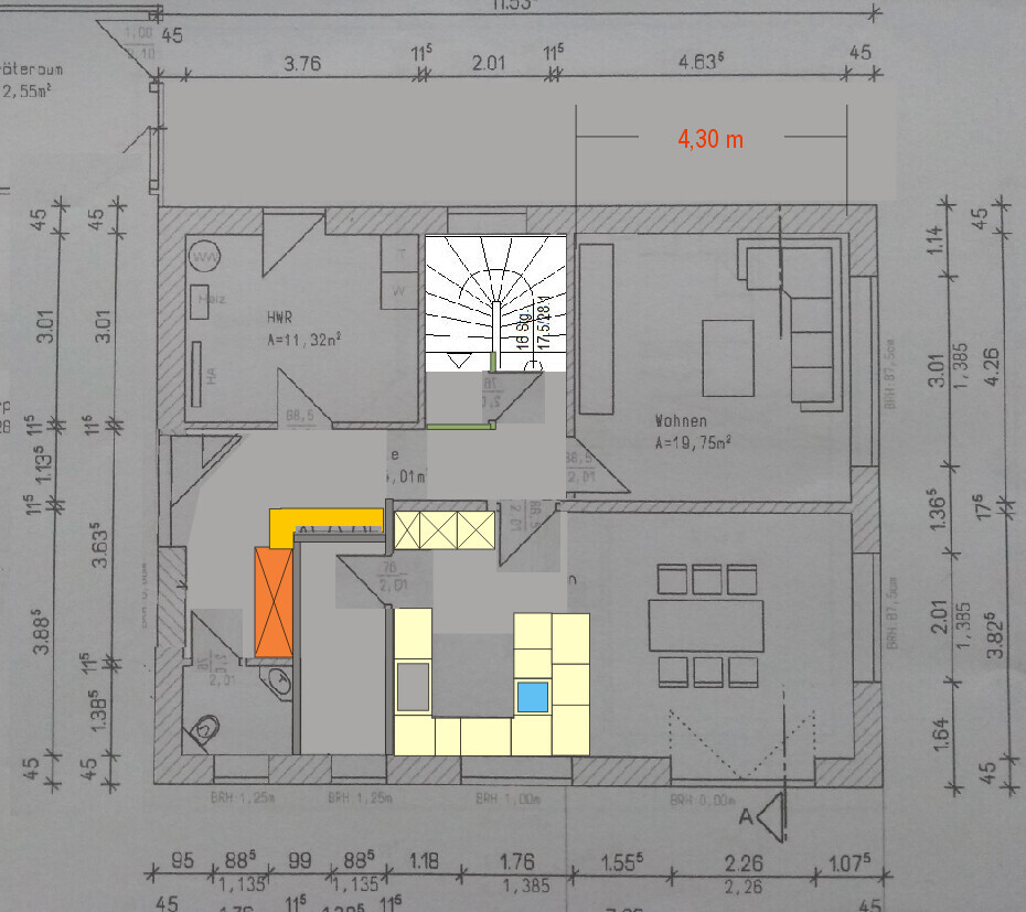Grundriss eines Hauses: Wohnzimmer, HWR, Küche, Treppe; farblich markierte Bereiche.