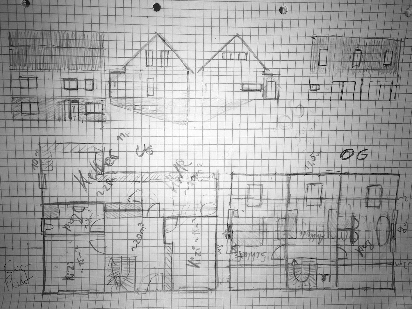 Handskizze eines Gebäudekomplexes mit Grundriss unten und Fassaden oben auf kariertem Papier.