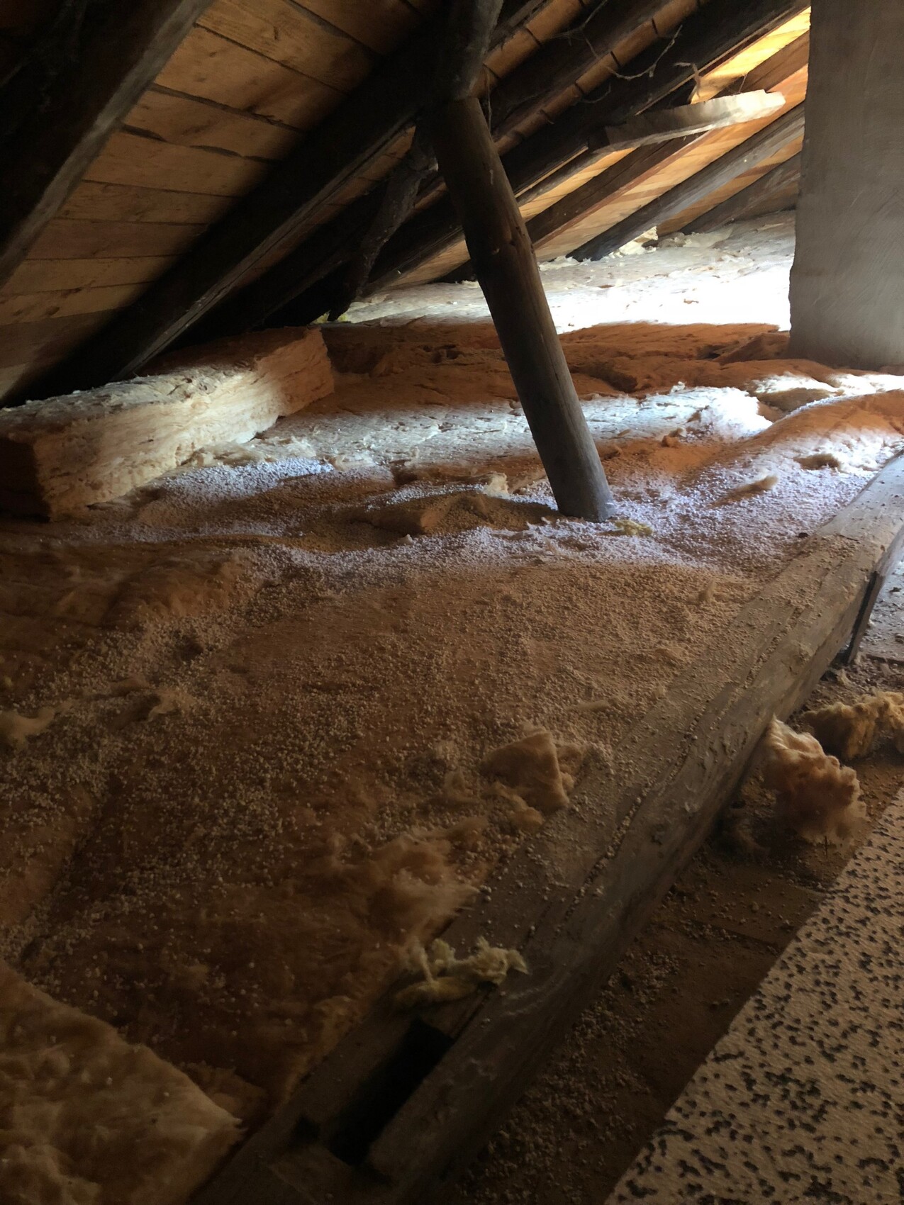 Dachboden mit Holzbalken, Daemmstoff und Staub, Baukonstruktion sichtbar