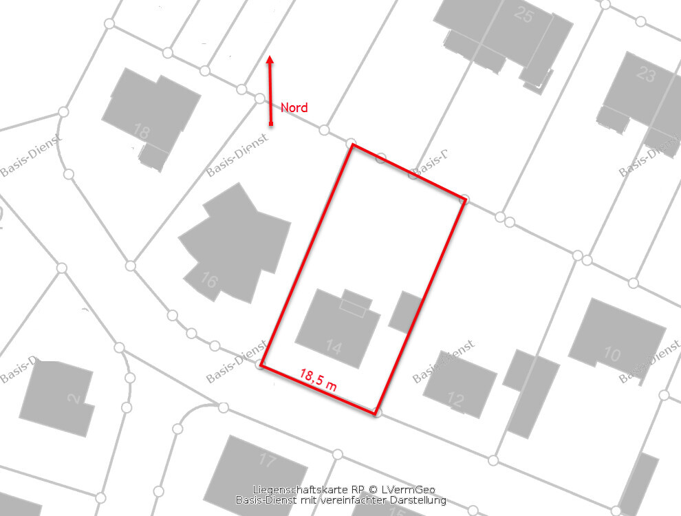 Lageplan eines Grundstücks mit roter Umrandung, Nordpfeil und Nachbarhäusern.