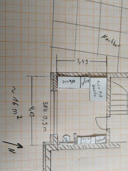 Handgezeichnete Grundriss-Skizze eines Küchenbereichs mit Möbeln, Türen und Maßen.
