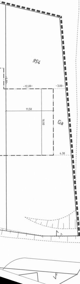 2D floor plan of building plot with interior divisions and dimensions.