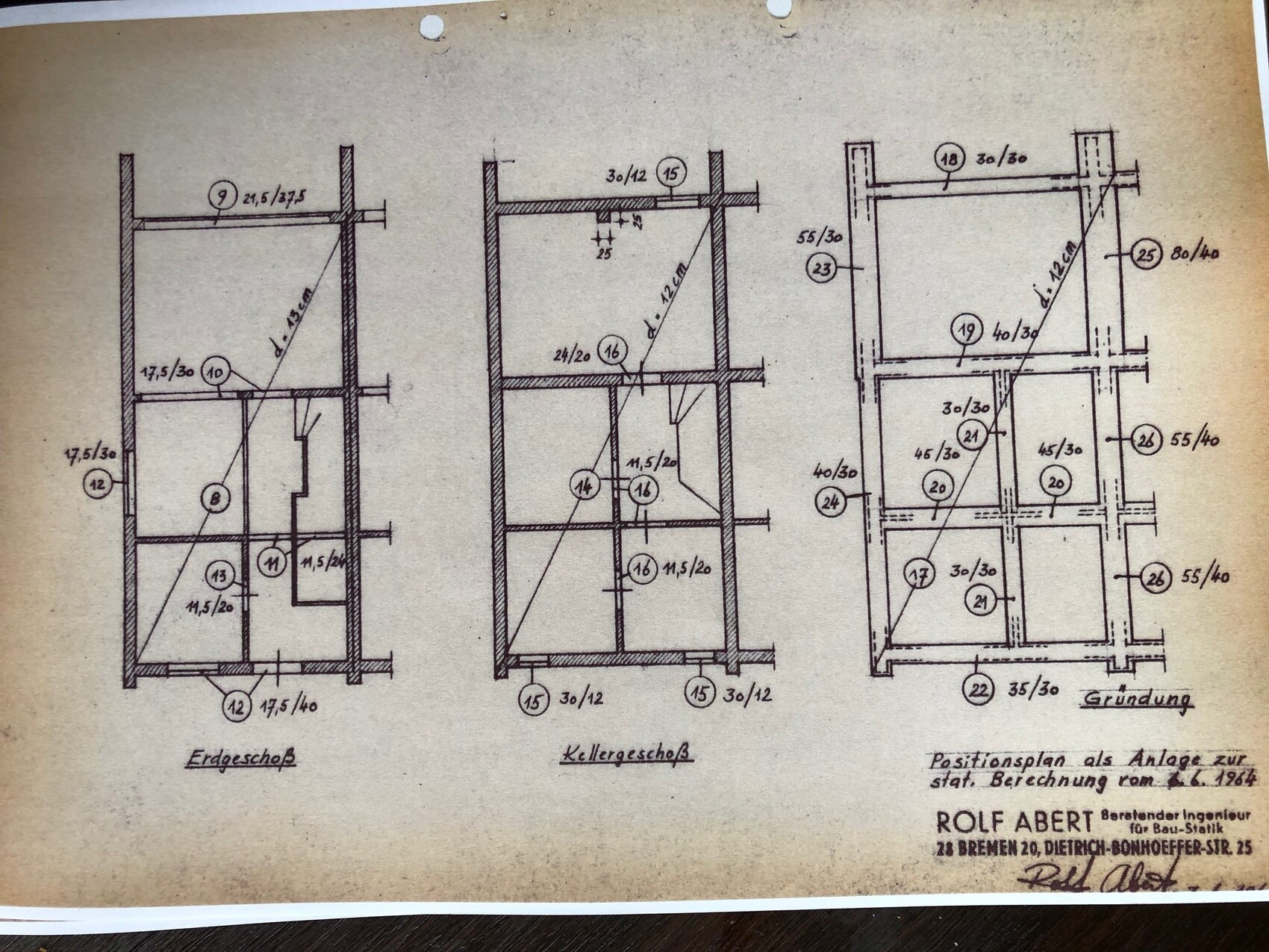 Architektur-Plan zeigt Erdgeschoss- und Kellergeschoss-Grundrisse eines Hauses.