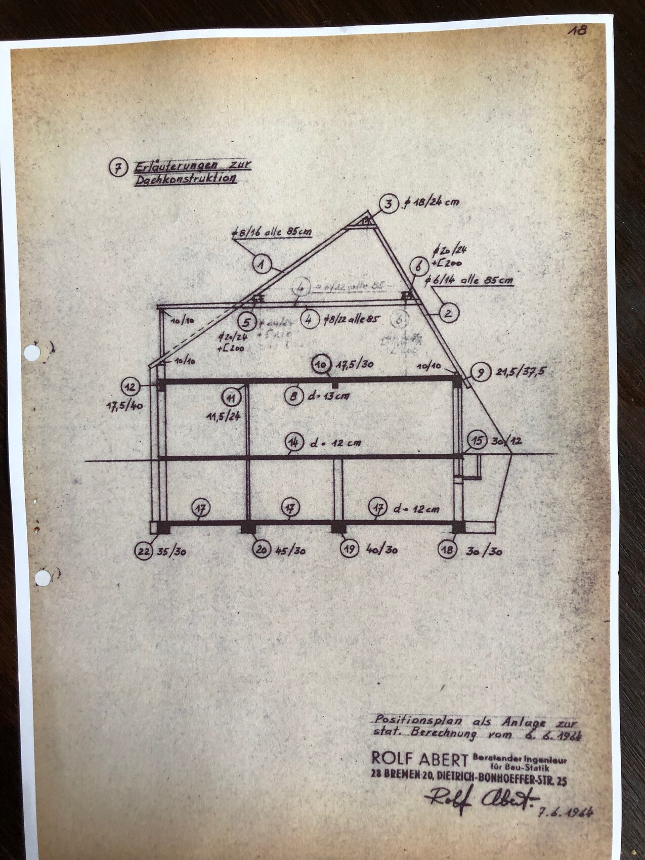 Historischer Bauplan eines Hauses mit Dachkonstruktion und Fundamenten, Positionsplan