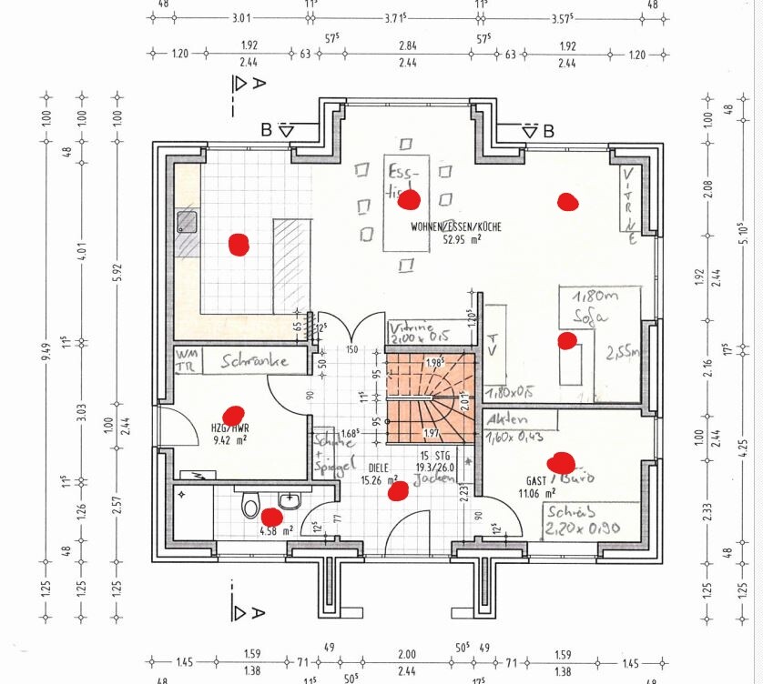 2D-Grundriss eines Hauses mit Wohnzimmer, Küche, Flur und Treppenhaus