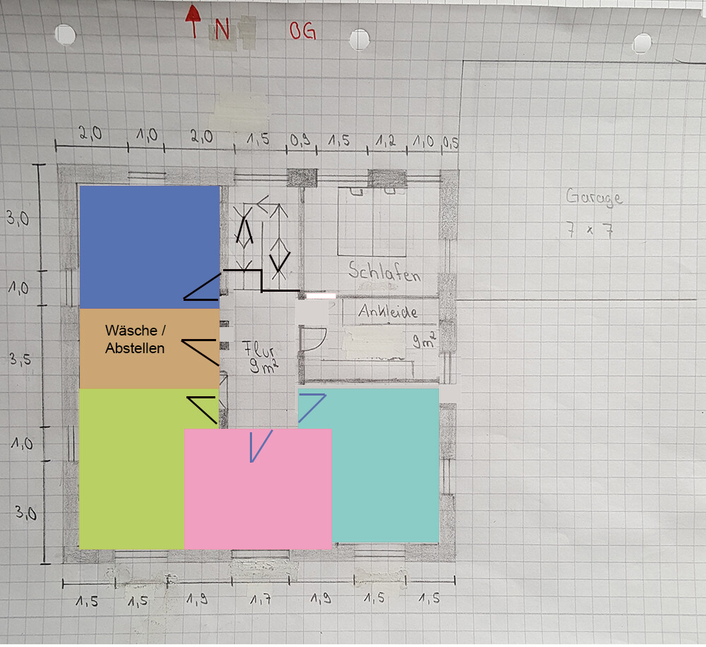 Handgezeichneter Grundriss: farbige Räume Wäsche/Abstellen, Schlafen, Ankleide, Flur, Garage
