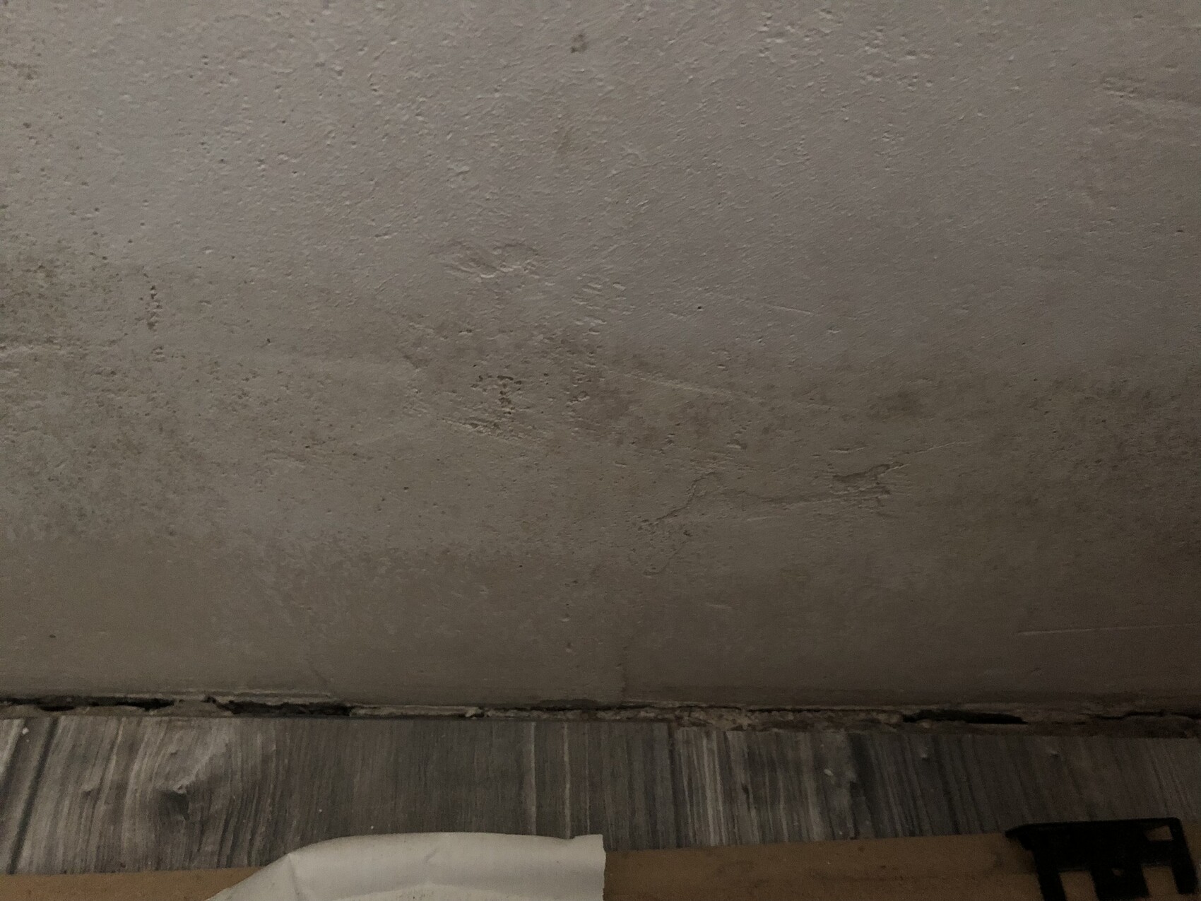 Rohbeton-Wand im Bauinnenbereich mit sichtbaren Unebenheiten