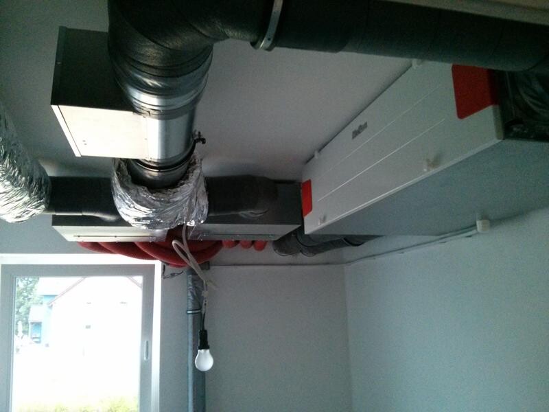 Ventilation ducts, insulated channels and an air conditioning unit on the ceiling.