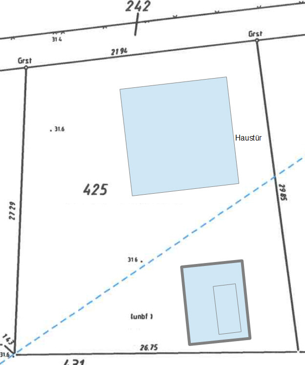 Grundstücksplan mit zwei blauen Gebäuden, Haustür an der Grenze, diagonale Linie über dem Gelände.
