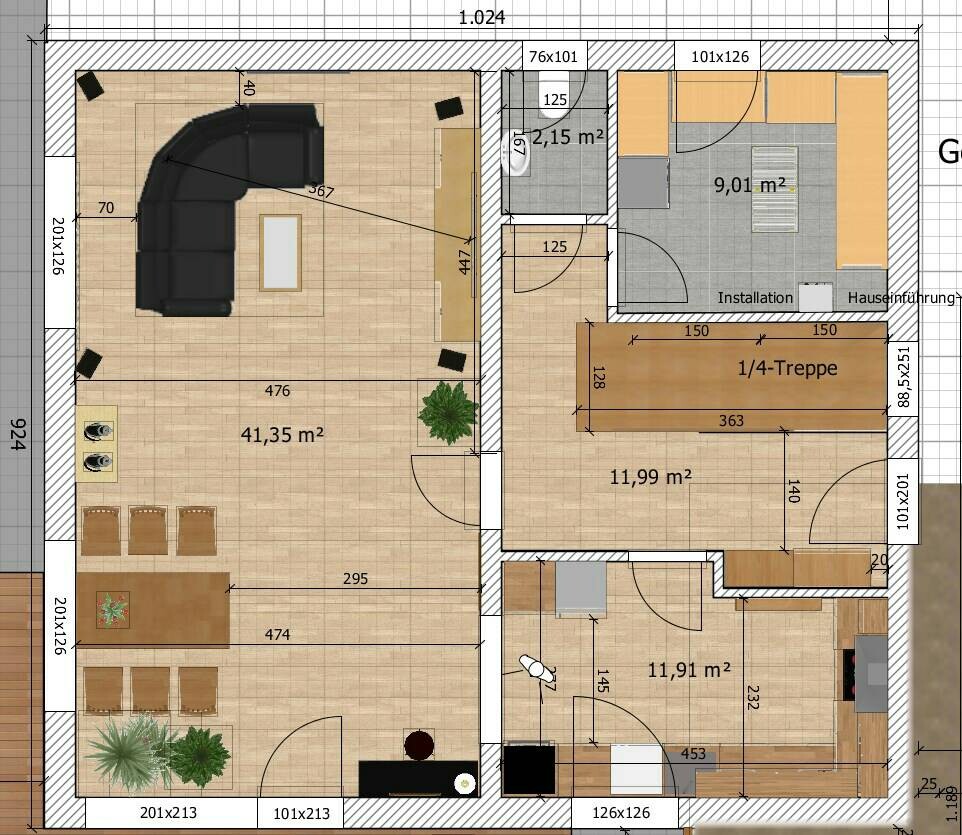 Grundriss eines Hauses: Wohnzimmer, Essbereich, Küche, Treppe und Nebenräume.