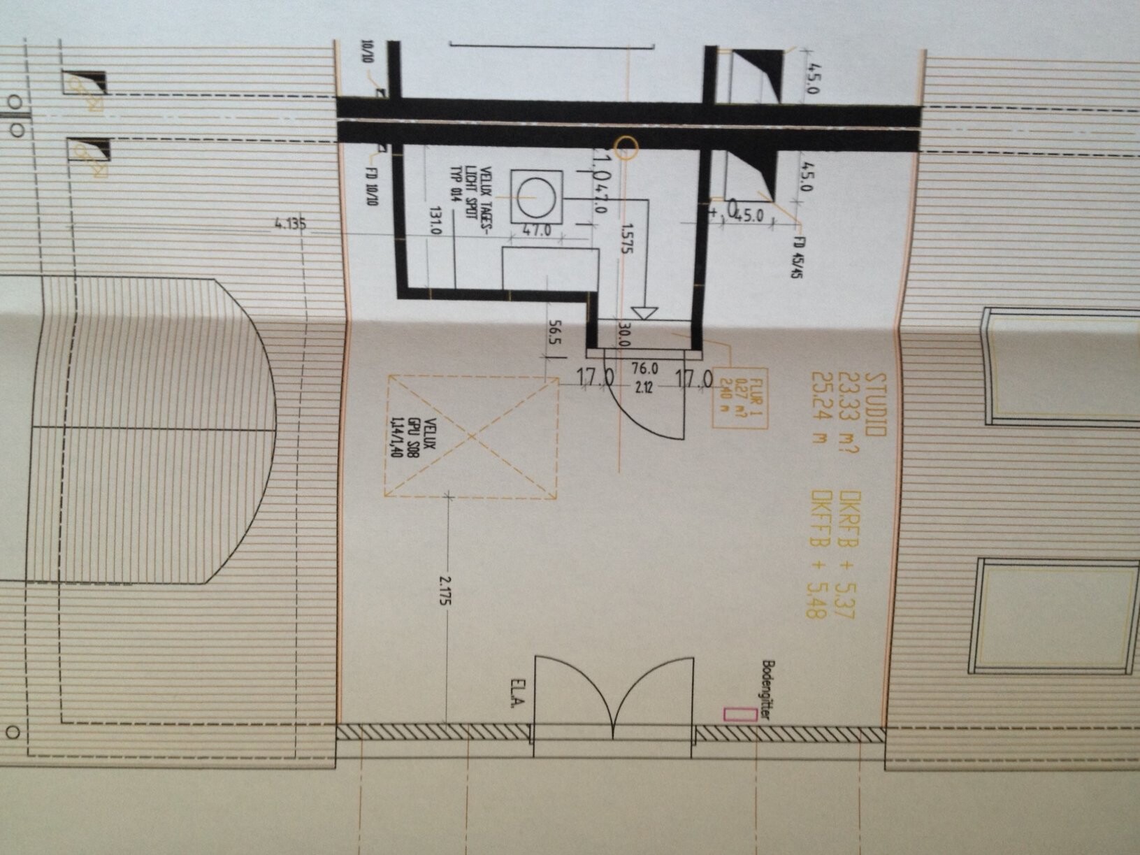 Grundrissplan eines Hauses mit Eingangsbereich, Zimmern und Maßen