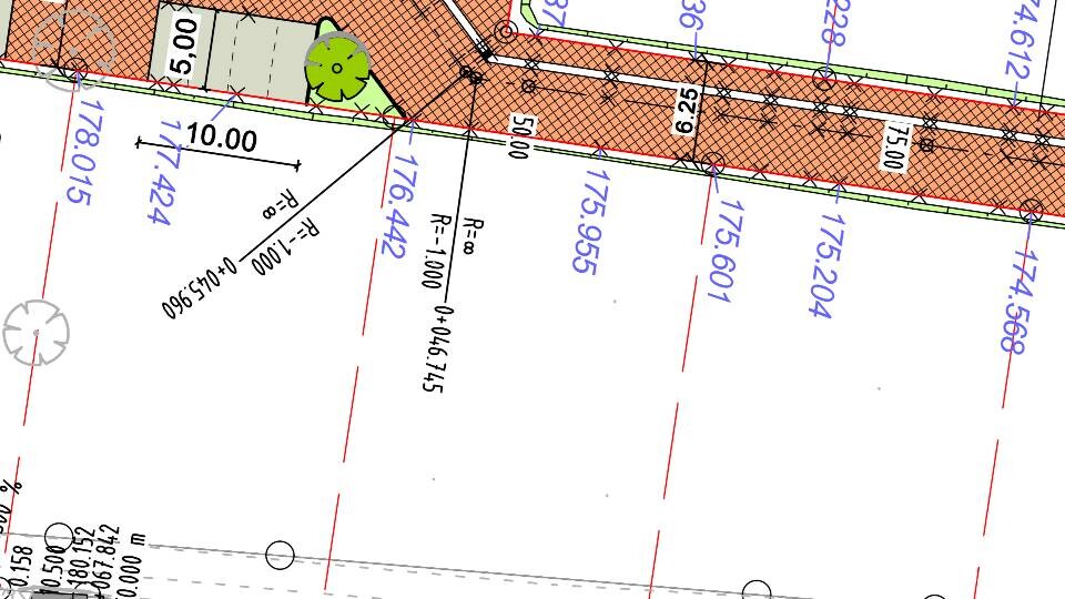 Site plan of a street with sidewalk, green strip, construction area and dimension lines.