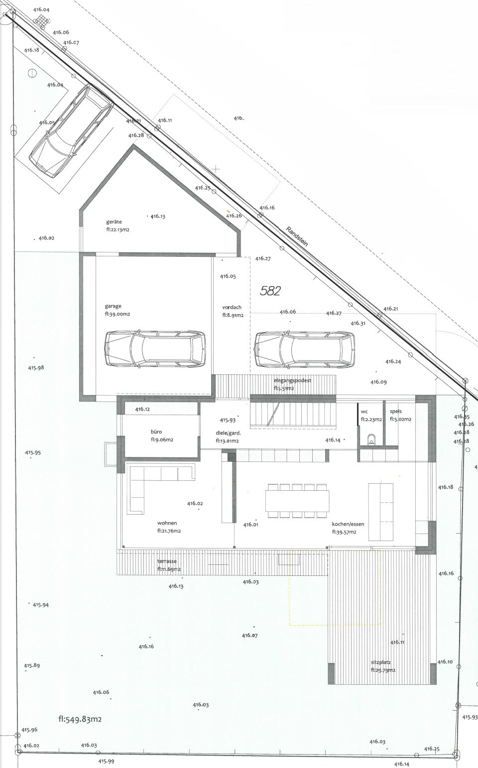 Grundriss eines Hauses mit Garage, Wohnbereich, Küche/Essen, Büro und Terrasse.