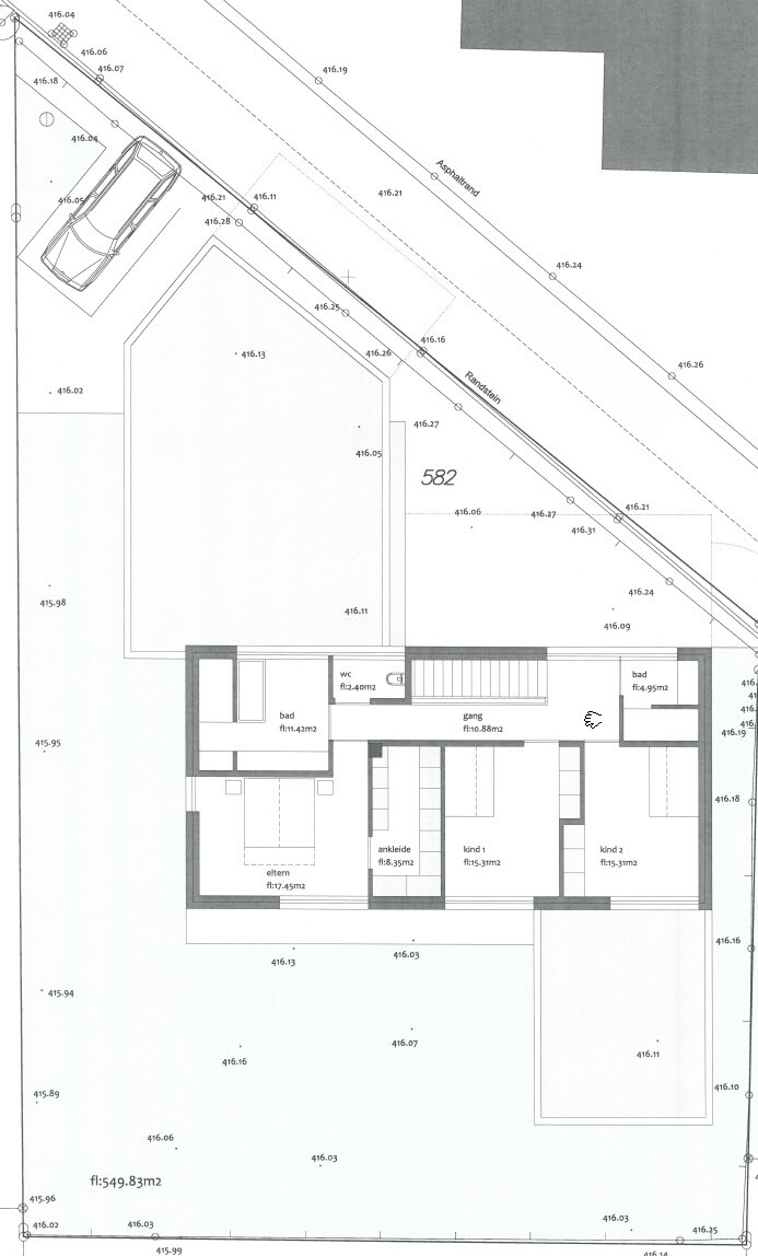 Grundriss eines Hauses: Eltern- und Kinderzimmer, Bad, WC, Flur, Ankleide; Auto vor Haus.