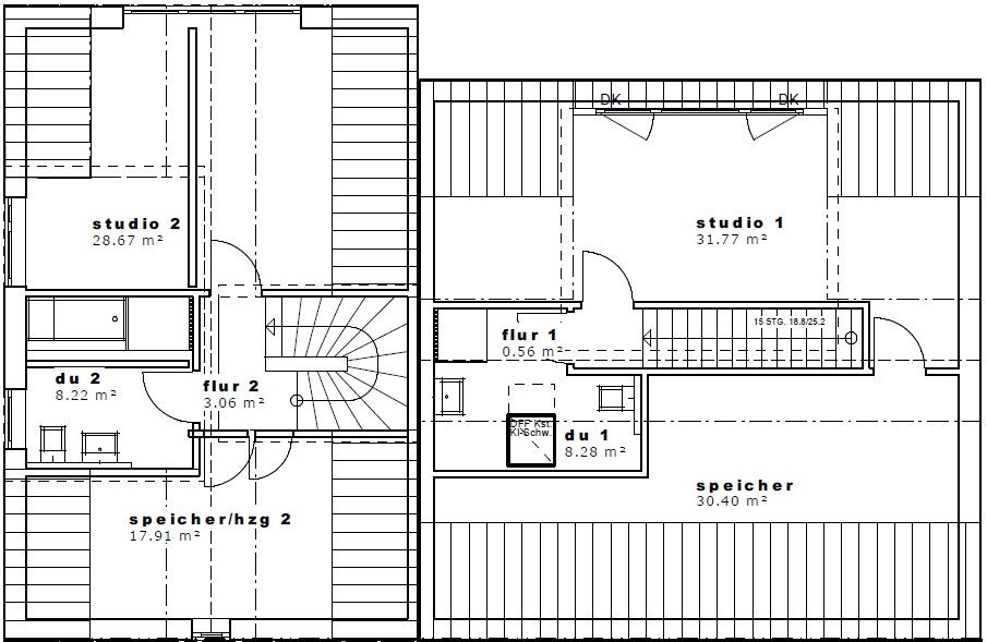 Grundriss eines Gebäudes mit zwei Studios, Fluren, Duschen, Speicher und Treppen.