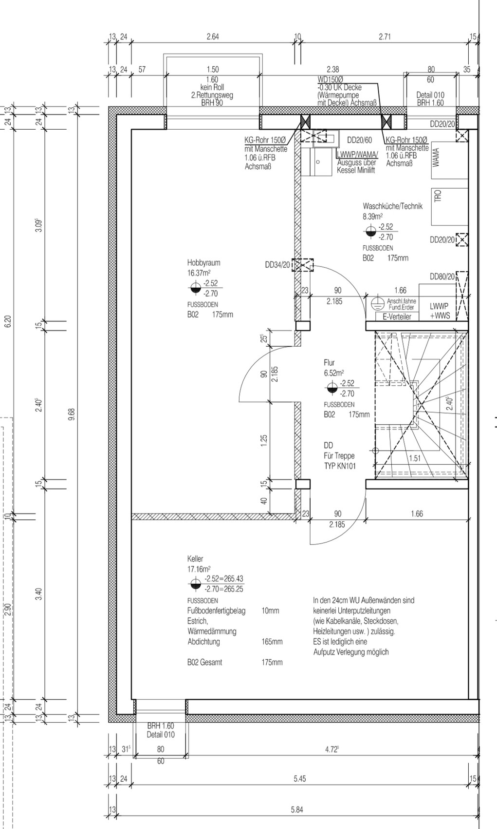 Detaillierter Grundriss eines Kellergeschosses mit Wänden, Türen, Treppen und Maßen