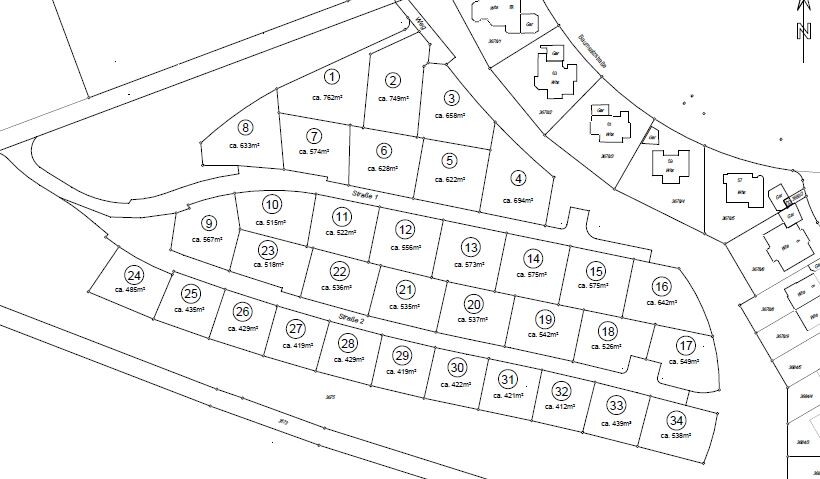 Lageplan mit nummerierten Grundstücken und Straßenverlauf in einem Baugebiet