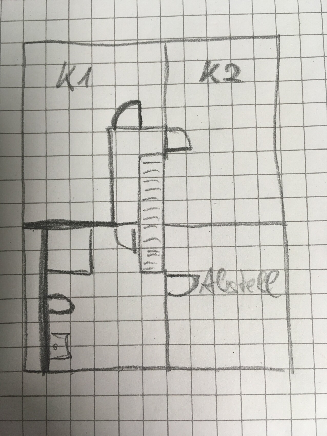 Skizze eines Grundrisses mit zwei Räumen K1 und K2, vertikale Messlatte und Türen.
