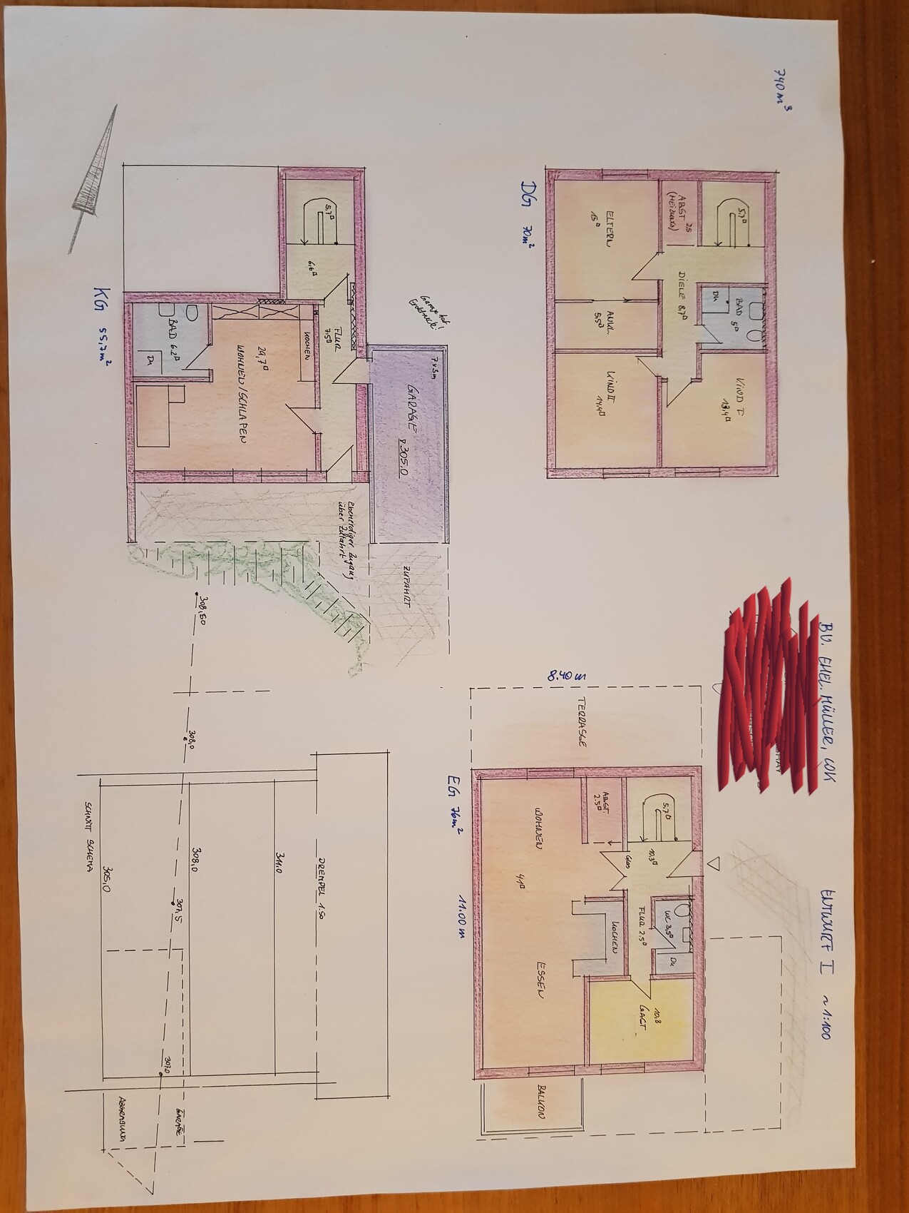Handgezeichnete Grundrisse eines Hauses mit mehreren Etagen, farbig markierte Räume und Beschriftungen.