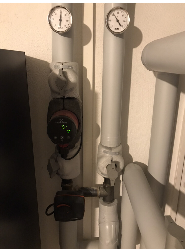 Building services pipes with pressure regulator and pressure gauge in the technical room