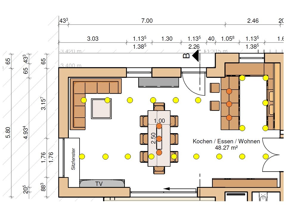 Grundriss eines offenen Wohn- und Essbereichs mit Küche, Esstisch, Sofa, TV.