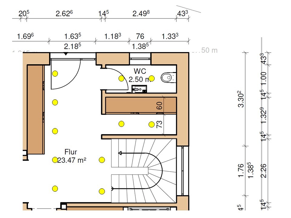 Grundriss eines Flurs mit Treppe, WC, Möbeln und gelben Lampenpunkten.