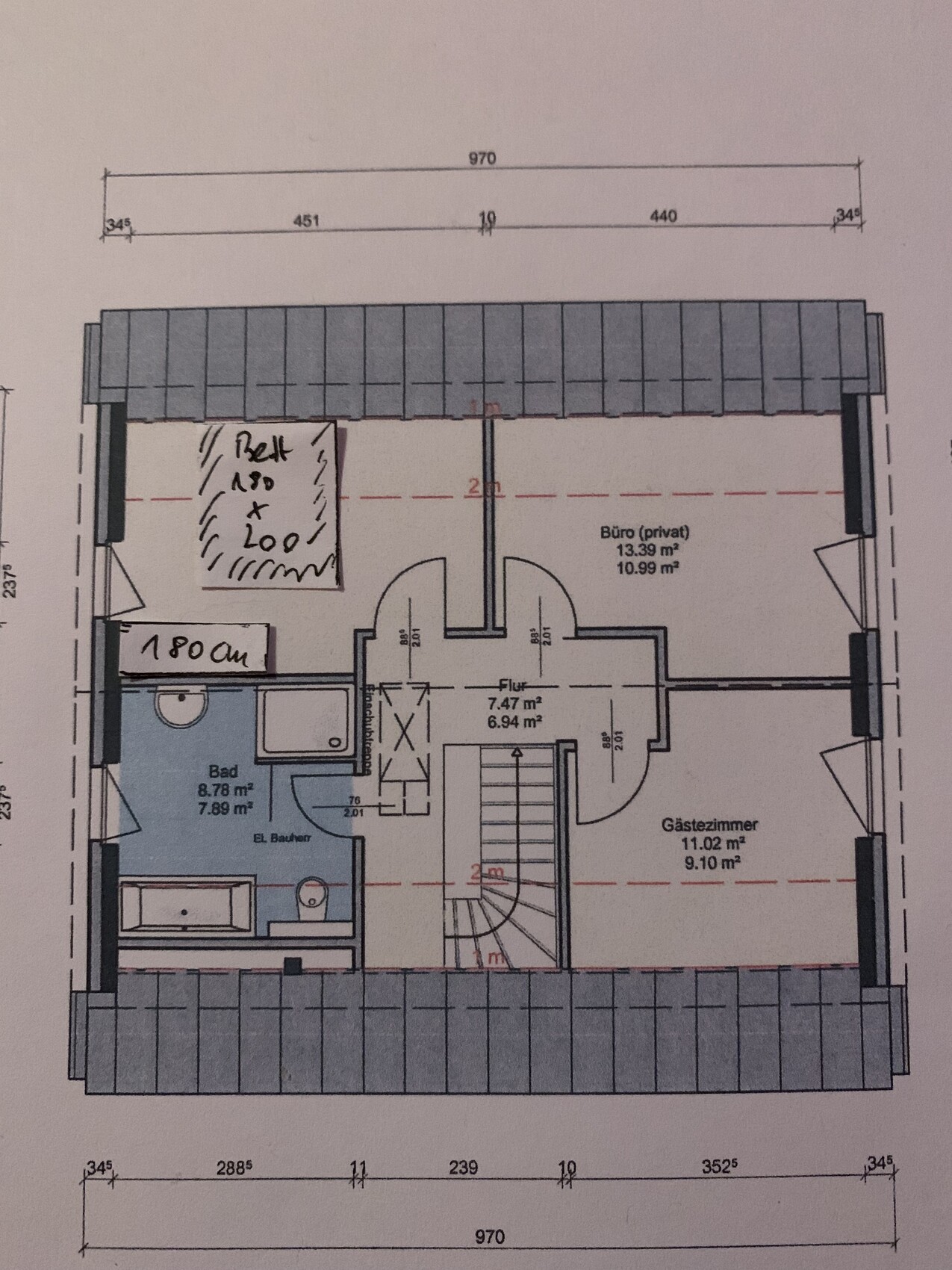 Grundriss eines Obergeschosses mit Bad links, Büro privat, Gästezimmer, Flur und Treppe.