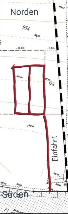 Grundrissplan: Nord oben, roter Grundstücksrahmen mit rechter Zufahrt.